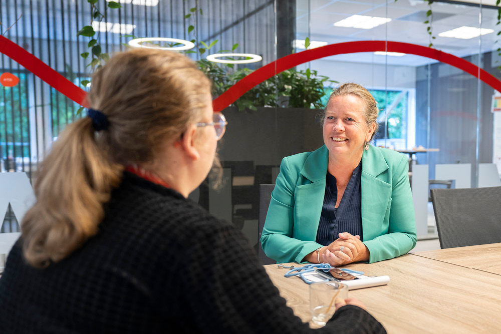 coach overlegt met een jongere over het traject