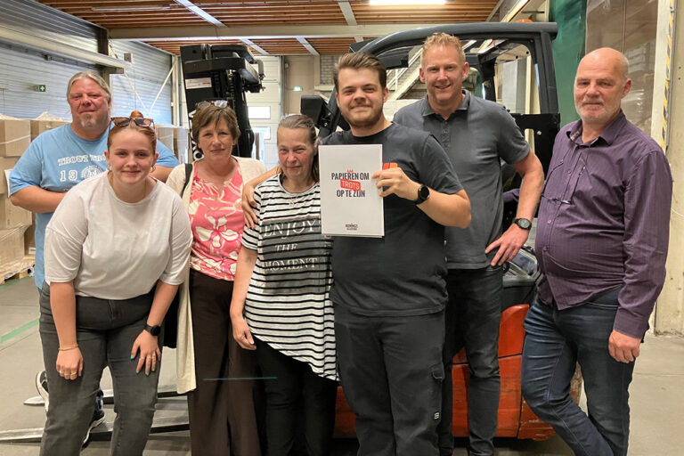 ethouder Mariëlle van Alphen die samen met jongeren van WSD Kwikstart de richtingen van Kwikstart Re-start symbolisch aan een wegwijzer vast maken.
